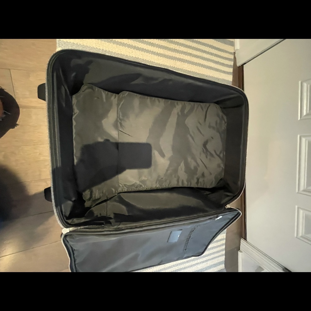 This is a Louis Vuitton travel bag black. - Picture 8 of 16